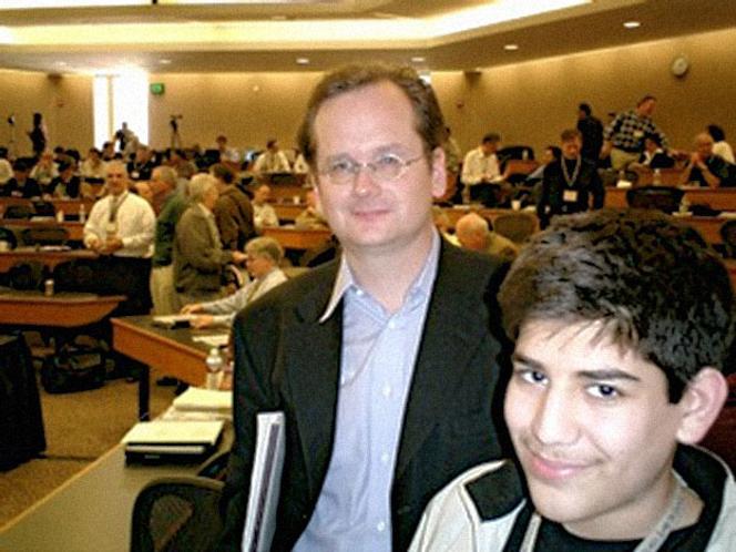 Aaron Swartz, alors âgé de 15 ans, avec le juriste Lawrence Lessig. 