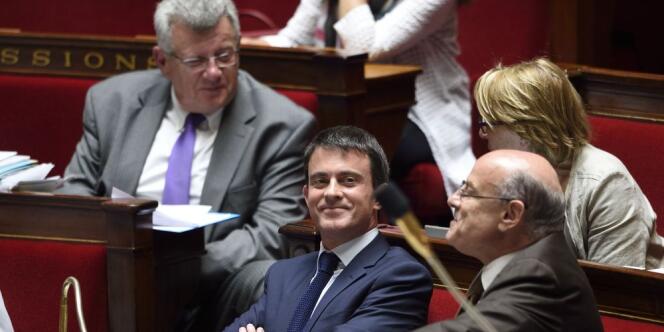 Le secrétaire d'Etat chargé du budget, Christian Eckert (à gauche), le premier ministre, Manuel Valls, et le secrétaire d'Etat chargé des relations avec le Parlement, Jean-Marie Le Guen, le 25 juin à l'Assemblée nationale.