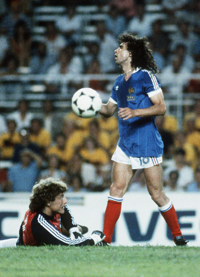 Dominique Rocheteau récupérant le ballon devant le gardien de but allemand Harald Schumacher.