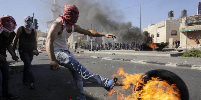 Un Palestinien lors de heurts avec la police israélienne à Chouafat, près de Jérusalem, le 2 juillet. 