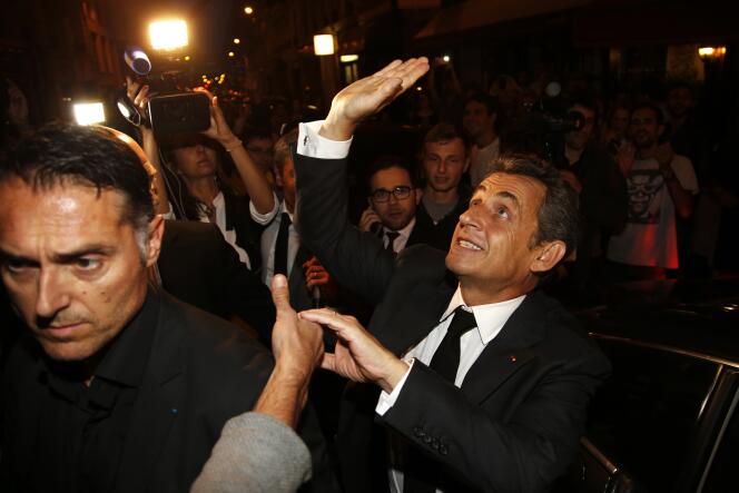 Dans la soirée, enfin, Nicolas Sarkozy s'est offert un bain de foule parmi des militants, venus le soutenir à la sortie d'un restaurant parisien.