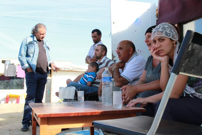 Le cinéaste Tony Gatlif à Grigny, mercredi 2 juillet 2014, sur le terrain de la Folie, où vivent 300 Roms menacés d'expulsion.