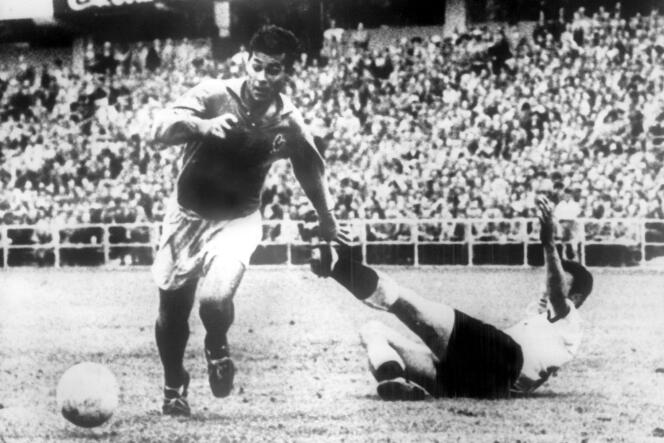 Just Fontaine, inscrit 4 buts à l'Allemagne en petite finale du Mondial 1958, le 28 juin, et devient le buteur le plus prolifique dans une Coupe de monde. 