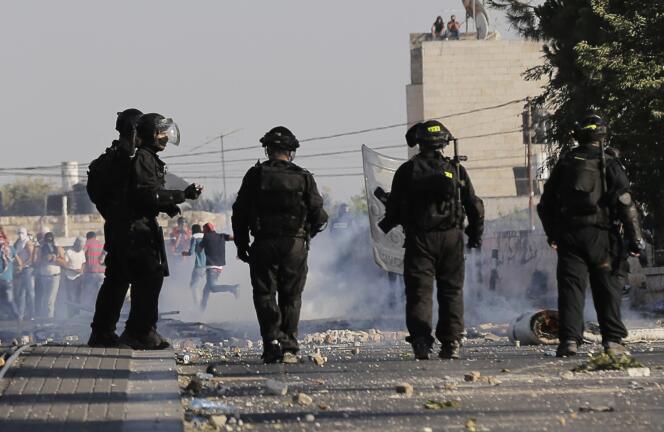 La police israélienne, le 4 juillet, dans le quartier de Chouafat, à Jérusalem-Est.