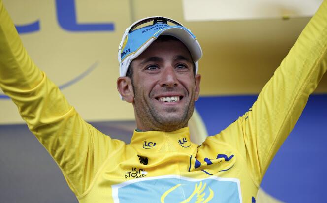 Vincenzo Nibali,  endosse le maillot jaune après avoir remporté la deuxième étape du Tour de France, le 6 juillet à Sheffield.