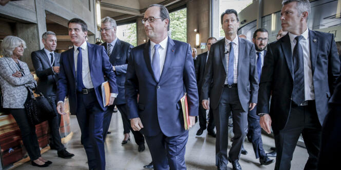 François Hollande, Manuel Valls et Jean-Paul Delevoye participent à la grande conférence sociale pour l'emploi au Palais d'Iena à Paris.