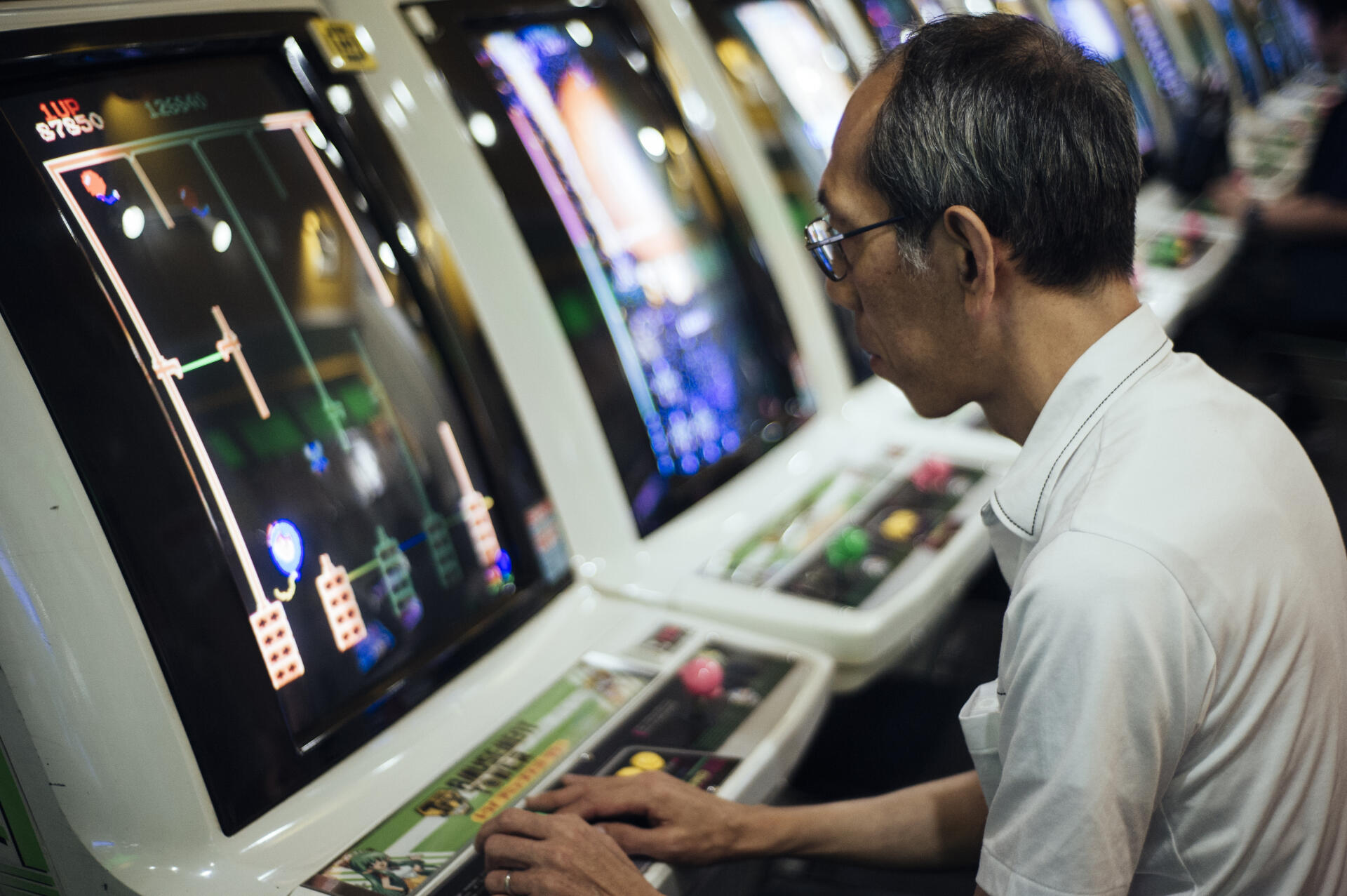 Oubliés des jeunes générations, les vieux jeux vidéo, disponibles dans certaines salles d'Akibahara, attirent des Japonais nostalgiques.
