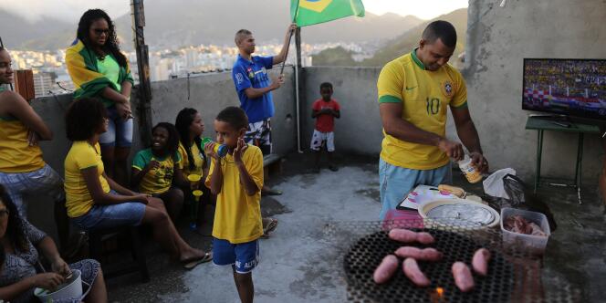 Un barbecue organisé sur une terrasse de la favela Mangueira de Rio, le 12 juin.