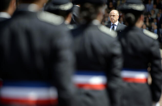 Bernard Cazeneuve lors d'une cérémonie de la police nationale à Saint-Cyr au Mont d'Or, le 27 juin. 