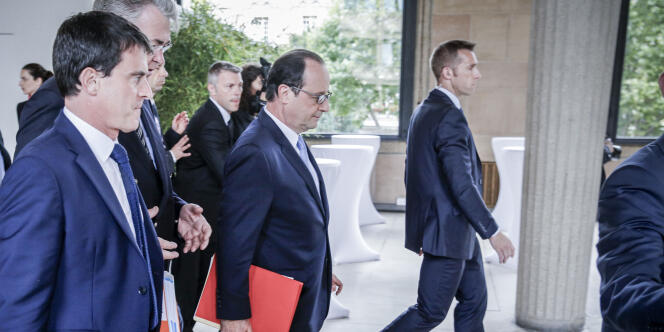 François Hollande, Manuel Valls et Jean-Paul Delevoye participent à la conférence sociale pour l'emploi, au Palais d'Iena, à Paris, le 7 juillet. 