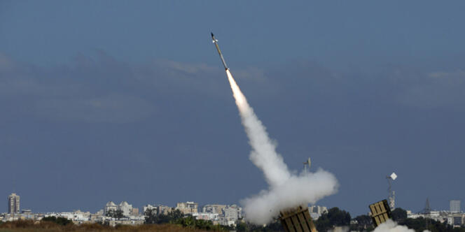 Un missile du « Dôme de fer » est lancé depuis la ville d'Ashdod, dans le sud d'Israël, pour intercepter une roquette tirée depuis la bande de Gaza, le 9 juillet. 