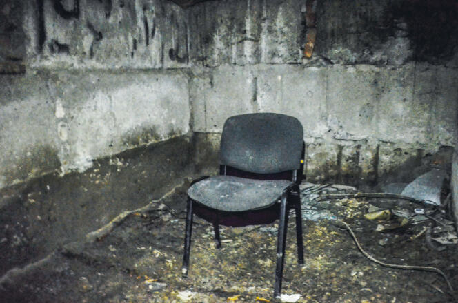 Une chaise qui semble avoir servi pour interroger les otages, au fond d'un sous-terrain dans l'hôtel de ville de Sloviansk, dans l'Est de l'Ukraine. 