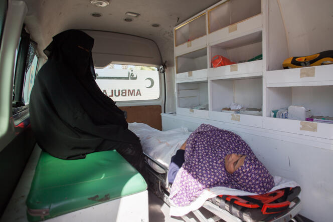 Des Palestiniennes attendent à l’intérieur d'une ambulance alors qu'elles tentent de passer la frontière entre la bande de Gaza et l'Egypte, pour se rendre en Egypte, à Rafah, le 10 juillet. Les autorités égyptiennes ont ouvert la frontière pour laisser passer les Palestiniens blessés afin qu'ils puissent se faire soigner dans les hôpitaux du pays. 