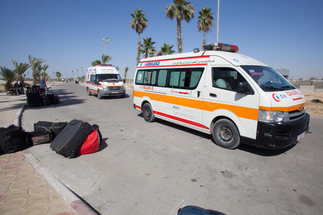Des ambulances transportent des blessés et tentent de passer la frontière entre la bande de Gaza et l'Egypte, pour se rendre en Egypte, à Rafah, le 10 juillet. Les autorités égyptiennes ont ouvert la frontière pour laisser passer les Palestiniens blessés afin qu'ils puissent se faire soigner dans les hôpitaux du pays. 