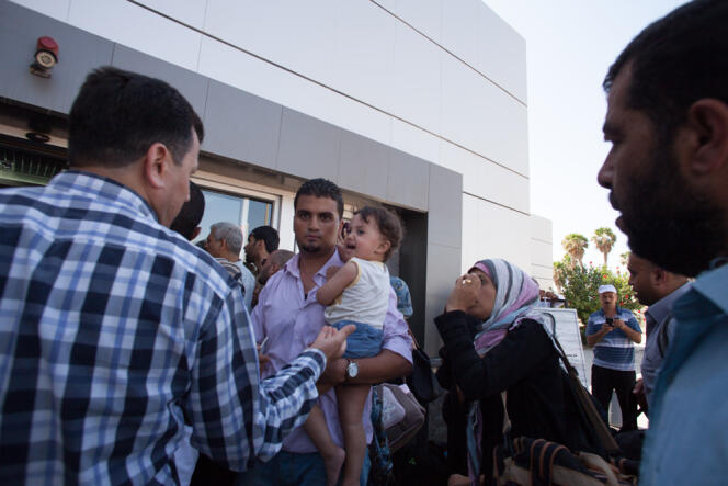 Des Palestiniens tentent de passer la frontière entre la bande de Gaza et l'Egypte, pour se rendre en Egypte, à Rafah, le 10 juillet. 