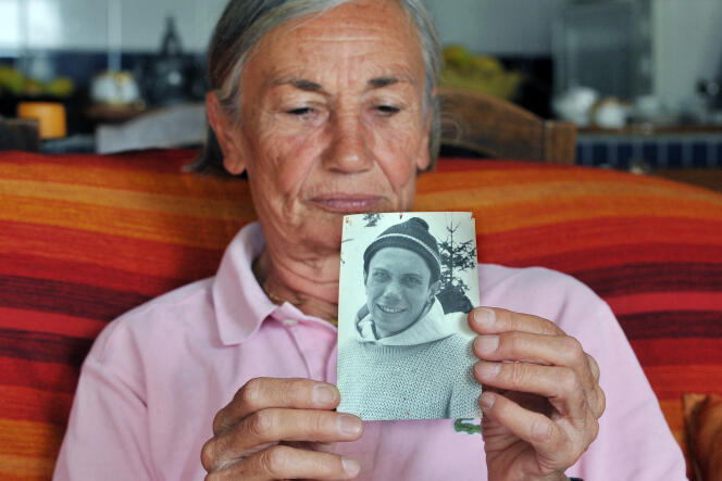 Bénédicte Lebreton présente, le 9 juillet 2009 à Talence, une photo de son frère, Chistophe Lebreton, le plus jeune moine assassiné à Tibéhirine en Algérie en 1996.