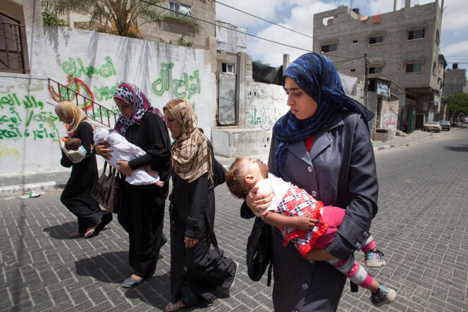 Des femmes fuyant leurs domiciles, dimanche 13 juillet à Gaza.