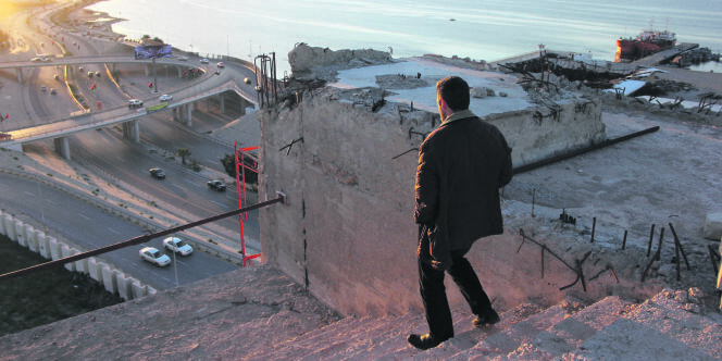 Salem Ender marche sur le bâtiment confisqué à son père, dans le quartier de Souk Al-Juuma, à Tripoli.