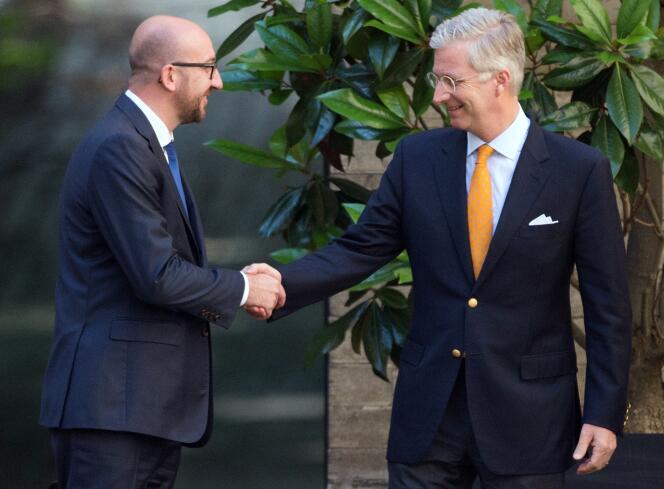 Charles Michel (à gauche),  président du Mouvement réformateur (MR), et le roi Philippe de Belgique après une réunion au palais royal à Bruxelles, le 14 juillet. 