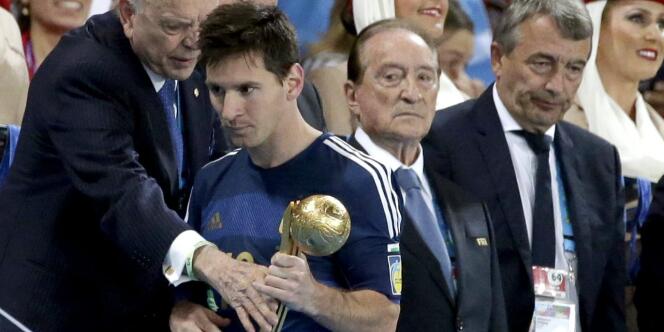 Lionel Messi, le 13 juillet, se voit remettre le trophée du meilleur joueur du Mondial.