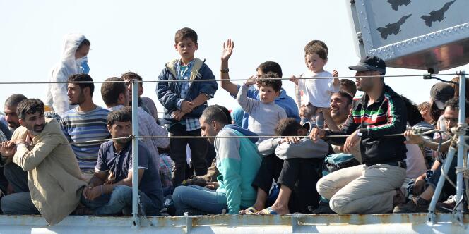 Des migrants sur le navire militaire italien 