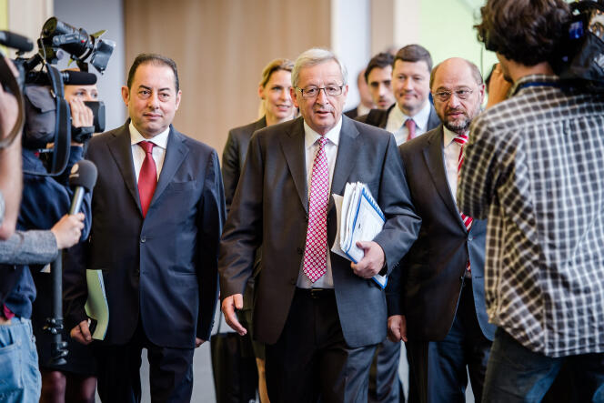 Jean-Claude Juncker, président désigné de la Commission, entouré du chef de file des socialistes européens, l’Italien Gianni Pittella (à gauche) et du président du Parlement européen, l’Allemand Martin Schultz (à droite), le 8 juillet à Bruxelles. 