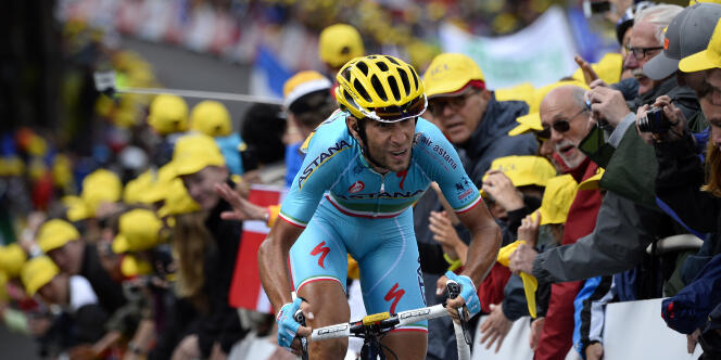 Le leader d'Astana, Vincenzo Nibali, sur la dixième étape du Tour entre Mulhouse et la Planche des Belles Filles, lundi 14 juillet.   