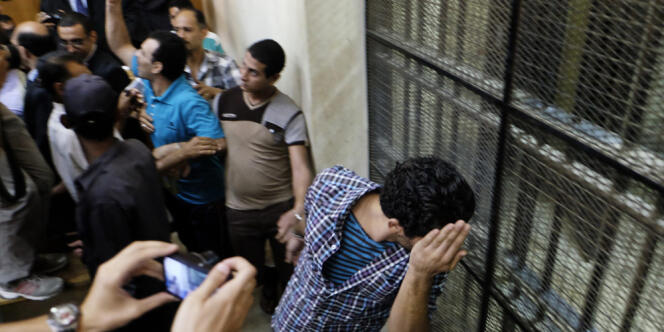 Un Egyptien condamné à la prison à vie pour avoir agressé sexuellement des femmes pendant les manifestations sur la place Tahrir se cache le visage au tribunal, au Caire, le 16 uillet. 