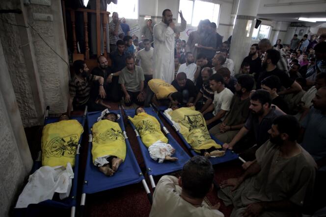 Corps des quatre enfants palestiniens tués mercredi sur une plage de Gaza, enveloppés dans le drapeau du Fatah.