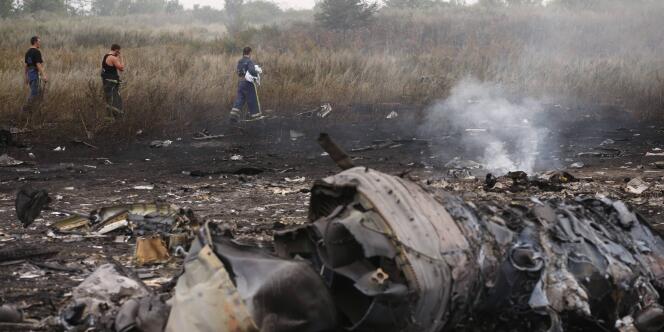 Des membres du ministère des situations d'urgence de l'Ukraine aux abords du site du crash du Boeing de Malaysia Airlines, le 17 juillet.