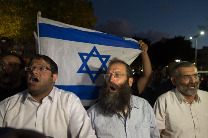 Des militants israéliens d'extrême droite, le 17 juillet à Tel Aviv, s'en prennent aux manifestants de 