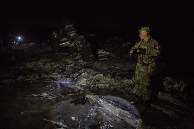 Des miliciens prorusses surveillent le site du crash, le 18 juillet, près du village de Hrabove, en Ukraine. 