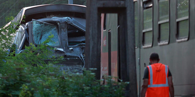 Sur les lieux de la collision entre un TER et un TGV près de Pau le 17 juillet.