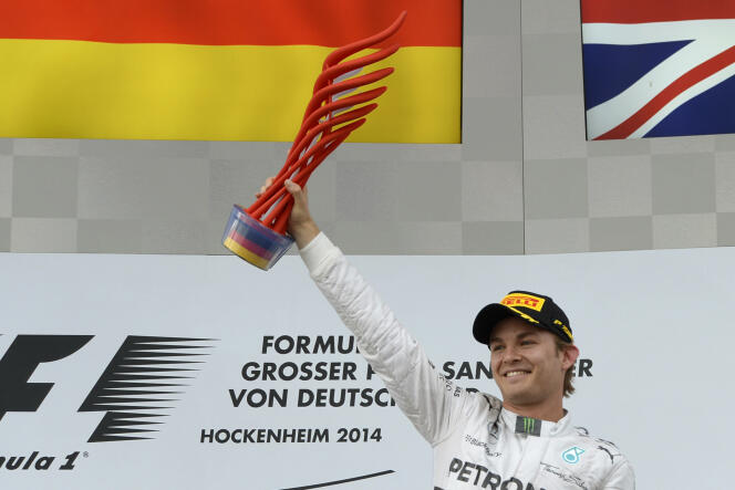 Nico Rosberg sur la première marche du podium du GP d'Allemagne, dimanche à Hockenheim.
