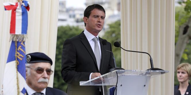 C'est sous les applaudissements que Manuel Valls a quitté dimanche 20 juillet en fin de matinée le square de la place des Martyrs-Juifs-du-Vélodrome-d'Hiver, à Paris.