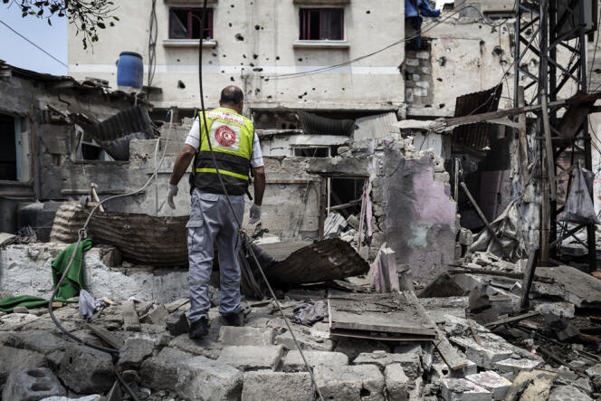 Un Palestinien de la défense civile regarde les destructions provoquées par l'armée israélienne, à Chadjaiya, dans la banlieue de Gaza, le 20 juillet. 