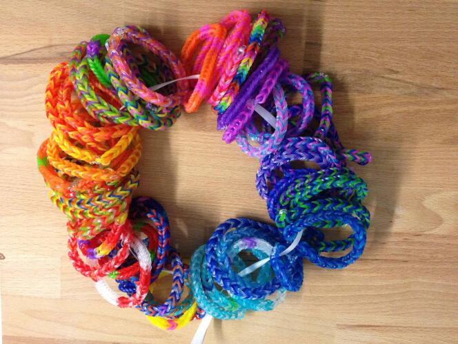 Bracelets Rainbow Loom réalisés par Les Fées graphiques (lesfeesgraphiques.com) en faveur de l'Association Un Bracelet contre le cancer.