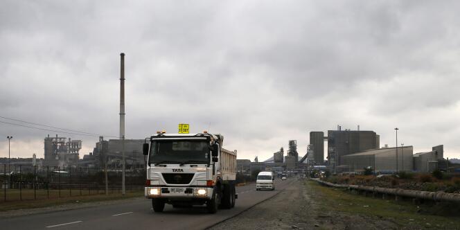 Un camion quitte une usine d'Amplats, près de Rustenburg en Afrique du Sud, en octobre 2012.