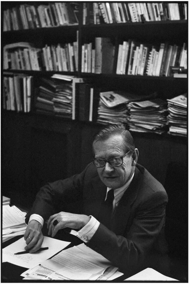 Pierre Viansson-Ponté à la rédaction du « Monde », en 1976.