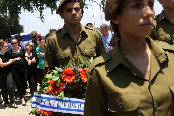 Funérailles, lundi 21 juillet à Holon (près de Tel-Aviv), d’un militaire israélien tué la veille à Gaza.