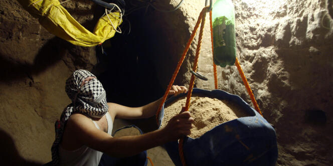 Un Palestinien répare un tunnel à Rafah, entre la bande de Gaza et l’Égypte, en janvier 2009. 