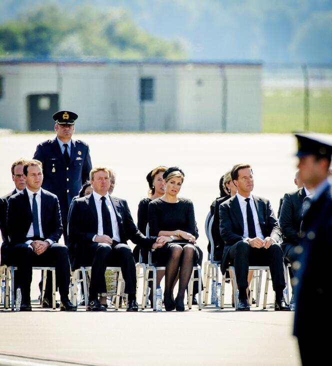 Le roi Willem-Alexander, la reine Maxima et le gouvernement néerlandais lors de la cérémonie d'hommages aux victimes du vol MH17, le 23 juillet 2014.