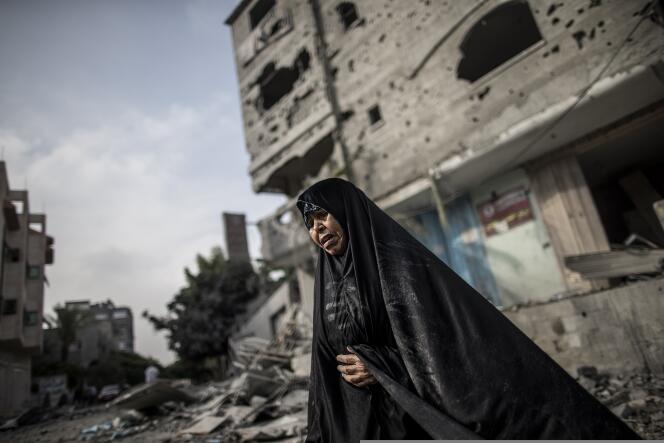 Une Palestinienne aux abords d'immeubles bombardés par l'armée israélienne, dans le nord de la bande de Gaza, le 24 juillet.