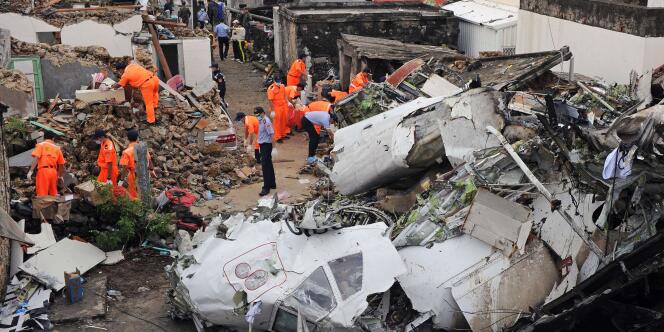 Les secours sur les lieux du crash du vol de TransAsia Airlines à Taïwan, le 24 juillet.
