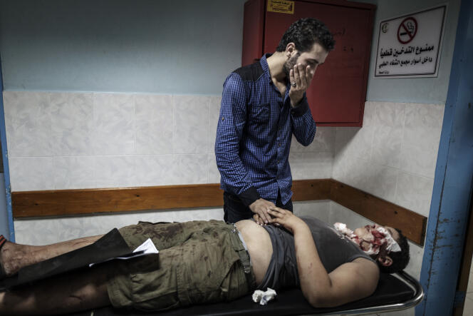 Un Palestinien blessé arrive à l'hôpital de Al-Shifa, à Gaza, le 24 juillet. 
