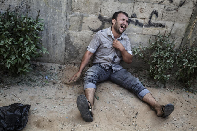 Un Palestinien pleure la mort de membres de sa famille après une attaque israélienne, à Beit Hanoun, dans la bande de Gaza, le 26 juillet 2014. 