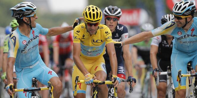 Vincenzo Nibali félicité par ses coéquipiers d'Astana le jour de l'arrivée du Tour, le 27 juillet. 