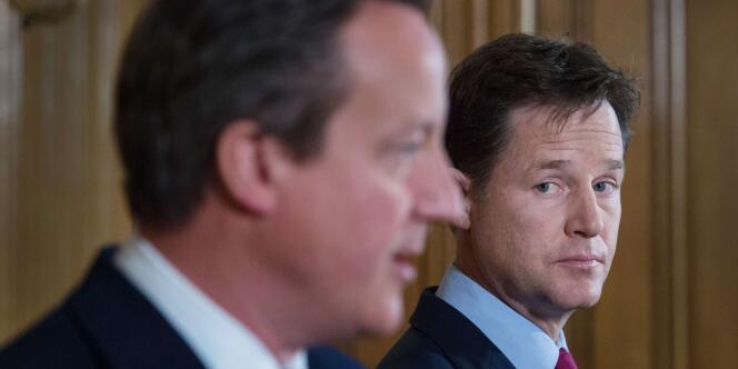 Nick Clegg, au second plan, et David Cameron, le 10 juillet à Londres lors d'une conférence de presse.