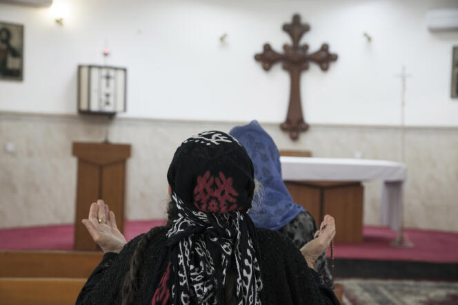 18 familles chrétiennes (syriaques orthodoxes) de Mossoul qui ont fui la progression de l’État Islamique en Irak et au Levant, ont trouvé refuge dans les caves de l'église Oum Nour, dans le quartier d'Ankawa à Erbil, en Irak, le 22 juillet. 
