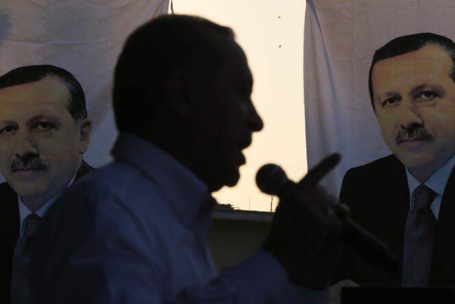 Le premier ministre turc Recep Tayyip Erdogan lors d'un meeting à Diyarbakir (sud de la Turquie), samedi 26 juillet.
